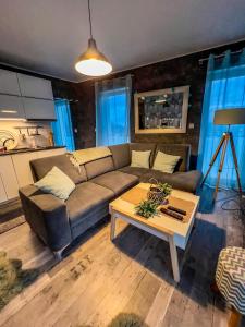- un salon avec un canapé et une table basse dans l'établissement Apartment by Opieszyn, à Września