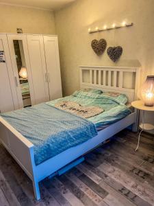 - une chambre avec un lit et deux cœurs sur le mur dans l'établissement Apartment by Opieszyn, à Września