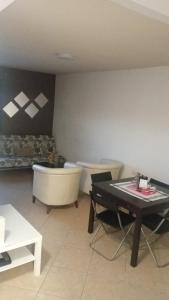 een woonkamer met een tafel en twee stoelen en een tafel bij Apartaments ENGAIT in Pas de la Casa
