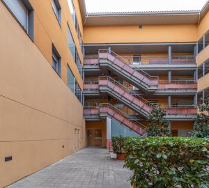 uma vista exterior de um edifício com escadas em City loft Costa Brava Encantador apartamento Figueres em Figueres