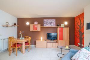 sala de estar con mesa y TV en City loft Costa Brava Encantador apartamento Figueres, en Figueres