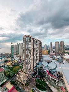 una vista aérea de una ciudad con edificios altos en Budget Family Room w FREE pool access in Manila, en Manila