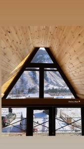 Blick auf eine Skipiste aus dem Fenster in der Unterkunft Kolsay_village in Kurmenty