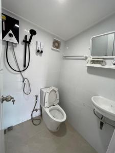 e bagno con doccia, servizi igienici e lavandino. di Piyaporn Guesthouse a Khon Kaen