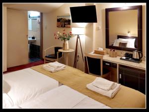 Postel nebo postele na pokoji v ubytování Lakonia Hotel