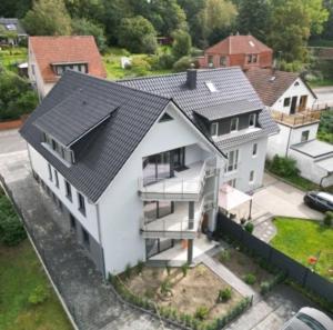 eine Luftansicht eines weißen Hauses in der Unterkunft The Ferienwohnung in Bremen