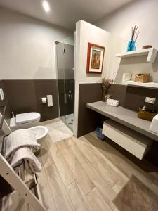 uma casa de banho com um WC e um chuveiro em Appartamento La Corte Verona em Verona
