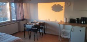 罗瓦涅米Arctic Condo at City Centre的房间里有一张桌子和几把椅子的小厨房 更多13张照片