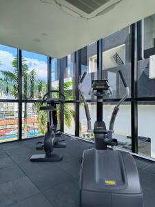 un gimnasio con 3 bicicletas estáticas en un edificio en Urban Suites - George Town, Penang, en Jelutong