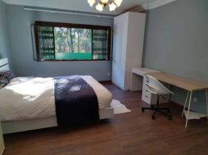 Postel nebo postele na pokoji v ubytování oeiras Lagoas Parque ,elite home