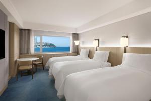 Postel nebo postele na pokoji v ubytování The Westin Josun Busan