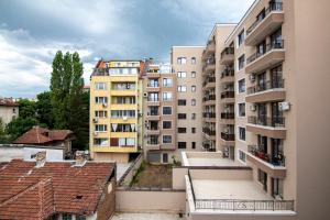 - Vistas a los edificios desde un edificio de apartamentos en Apartment with private parking, en Sofía