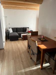 sala de estar con mesa y sofá en Ferienwohnung Uplandblockhaus en Willingen