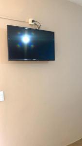 a flat screen tv hanging on a wall at HOTEL VILLA QUATI CENTRO in Foz do Iguaçu