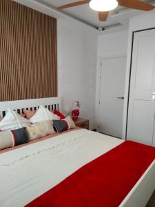 - une chambre avec un grand lit et une couverture rouge dans l'établissement Casa MACON RED, à Caleta de Fuste