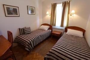 Zimmer mit 2 Betten und einem Fenster in der Unterkunft Gea Bed and Breakfast in Generalski Stol