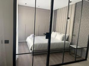 卡薩布蘭卡的住宿－Magic Appartement Luxury Gauthier 10，一间卧室配有一张床和镜子