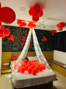 een kamer met een bed met rode ballonnen erop bij HOTEL GLOBLE in Vadodara