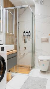 une salle de bain avec une douche, des toilettes et un lavabo dans l'établissement Apartment Forma, à Zlatibor
