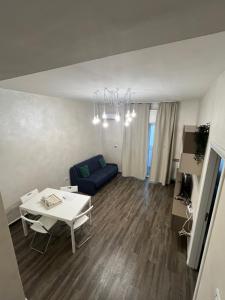 salon z niebieską kanapą i stołem w obiekcie Home Chiara w mieście Bari