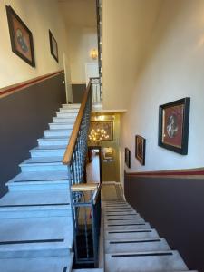 klatka schodowa w budynku z niebieskimi schodami w obiekcie Villa Tower Inn w Pizie