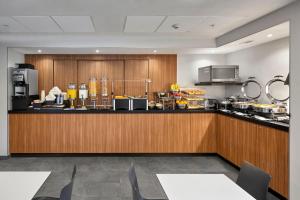 uma cozinha com um balcão com comida e electrodomésticos em City Express by Marriott Tepic em Tepic