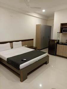 1 dormitorio con 1 cama grande en una habitación en The Embassy Suites en Hyderabad