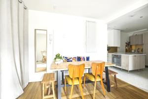 kuchnia i jadalnia ze stołem i krzesłami w obiekcie Luxury top floor duplex near Le Marais w Paryżu +12 zdjęć