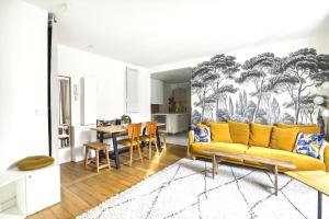 Posedenie v ubytovaní Luxury top floor duplex near Le Marais