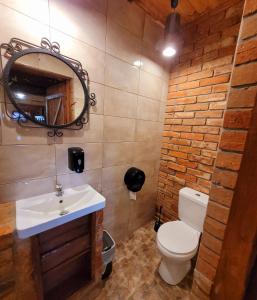 uma casa de banho com um WC, um lavatório e um espelho. em Agroturystyka Sielska Kraina em Ząbkowice Śląskie