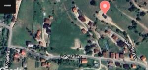 eine Karte eines Viertels mit einem roten Marker in der Unterkunft Eco Village Jasavić II in Plav