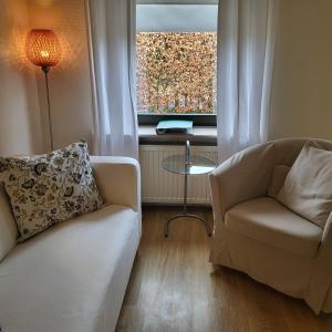 リリエンタールにあるFerienwohnung Worpswede-in-Sichtのリビングルーム(ソファ、窓付)