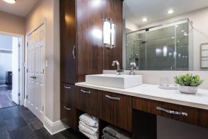 Φωτογραφία από το άλμπουμ του Luxe Louisville Condo~King BR~Near YUM Center σε Louisville