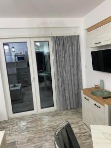 Televízia a/alebo spoločenská miestnosť v ubytovaní Apartman Dunja
