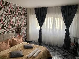 1 dormitorio con 1 cama con 2 almohadas en Lucky Studio Mall Vitan en Bucarest