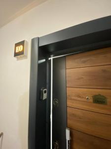 uma porta com um sinal de limite de velocidade ao lado de uma porta de madeira em Apartman Dunja em Divčibare