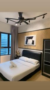 een slaapkamer met een groot bed en een plafond bij FHS Homestay @ Arte Plus Jalan Ampang T3-33A-07 in Kuala Lumpur