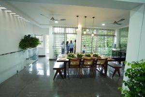 Fotografie z fotogalerie ubytování Ultra Modern Glass house with large Swimming pool and garden v destinaci Kottayam
