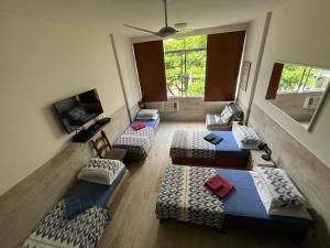 - Vistas a la sala de estar con 3 camas en Alex Rio Flats Studio Arpoador, en Río de Janeiro