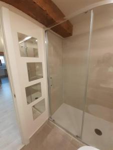 y baño con ducha y puerta de cristal. en Apartamento de diseño. Moderno y acogedor. 2, en Santander