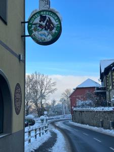 una señal en el lateral de un edificio al lado de una carretera en Brauner Bär, en Altenberg