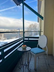 d'une table et d'une chaise sur un balcon avec une fenêtre. dans l'établissement Brauner Bär, à Altenberg