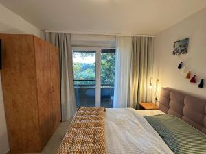 - une chambre avec un lit et une grande fenêtre dans l'établissement Brauner Bär, à Altenberg