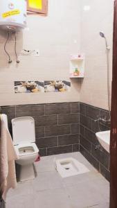 een badkamer met een toilet en een wastafel bij Mooody nobin haws in Abu Simbel
