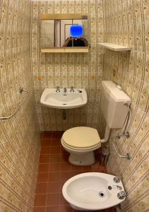 La salle de bains est pourvue de toilettes et d'un lavabo. dans l'établissement Villa Kara, à Lido di Scacchi