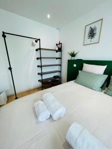 una camera con un letto con due cuscini sopra di Appartement centre historique a Mulhouse