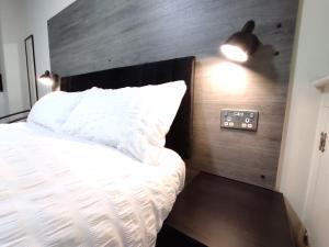 Giường trong phòng chung tại Osney Ginkgo Studio - Self Contained Studio Flat