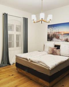 een slaapkamer met een bed met een schilderij aan de muur bij Boardinghouse am Herforder Tor für 8 Personen auf 160 m2 in Bad Salzuflen