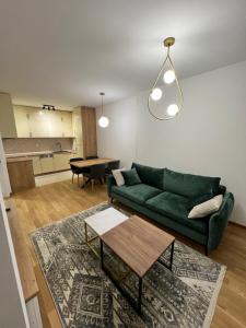 un soggiorno con un divano verde e un tavolo di Romanijska a Banja Luka