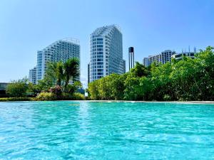 uma piscina de água em frente a alguns edifícios altos em STAR BAY Residence Sihanoukville - 400m to Sokha Beach em Sihanoukville